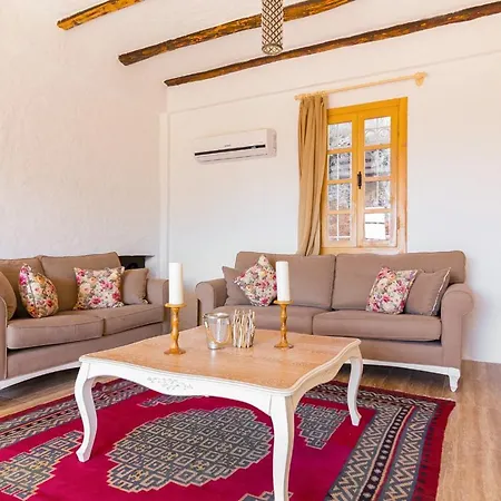 Sleeps 6 With Pool Air Con And Wifi Keciler