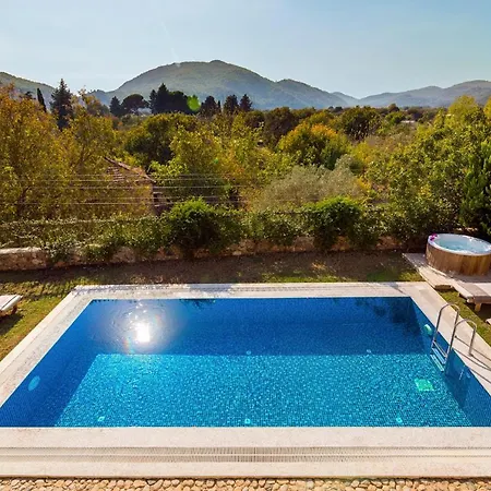 Sleeps 6 With Pool Air Con And Wifi Willa