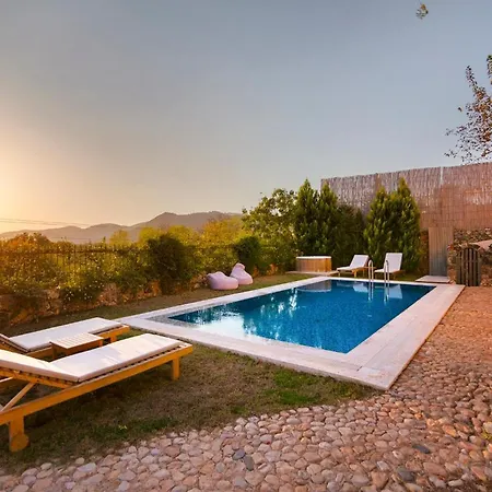 Sleeps 6 With Pool Air Con And Wifi Keciler